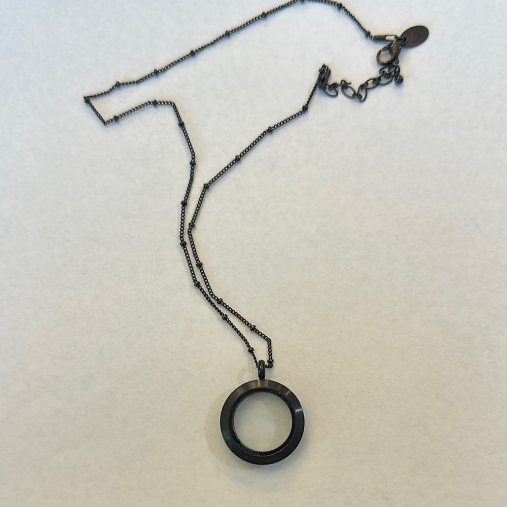 Elegant Black Pendant Necklace